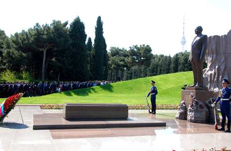 Azerbaijanis mark 92nd birthday anniversary of national leader Heydar Aliyev - PHOTOS